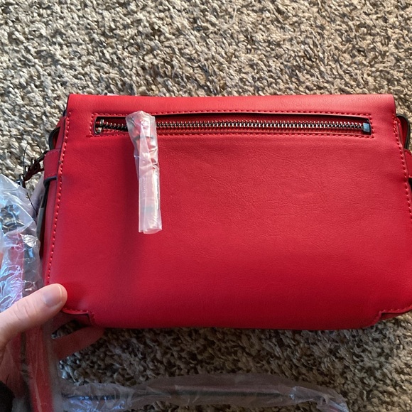Simply Vera Wang Beautiful Red crossbody and matching wallet NWT - Picture 8 of 16